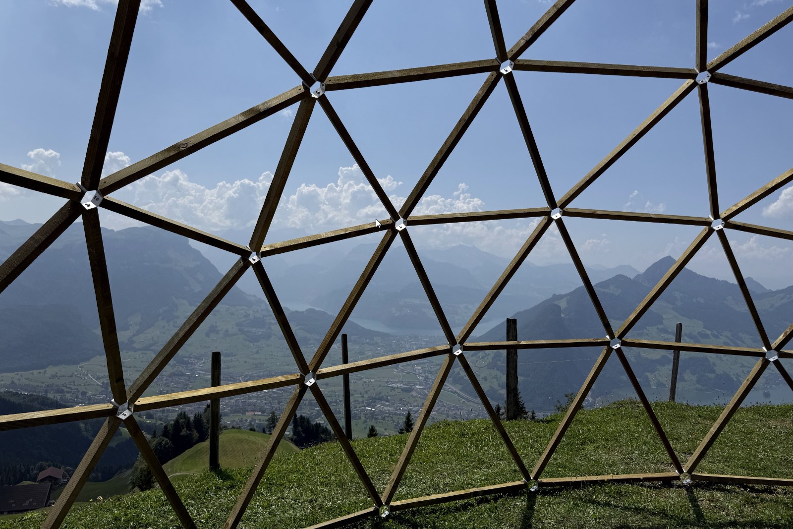 Holzstruktur des Event-Giglu mit Blick in die Berglandschaft