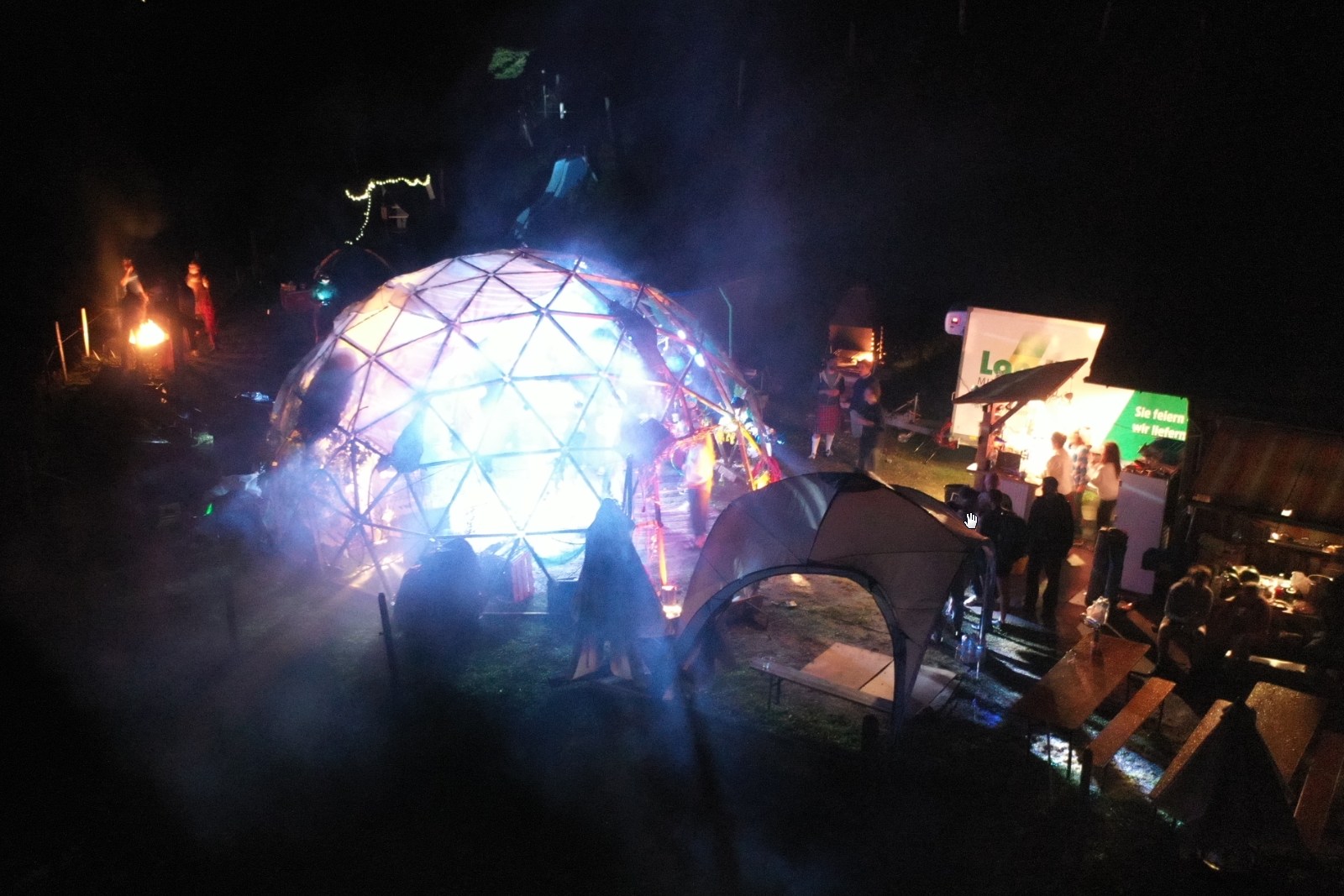 Leuchtendes Event-Giglu bei Nacht