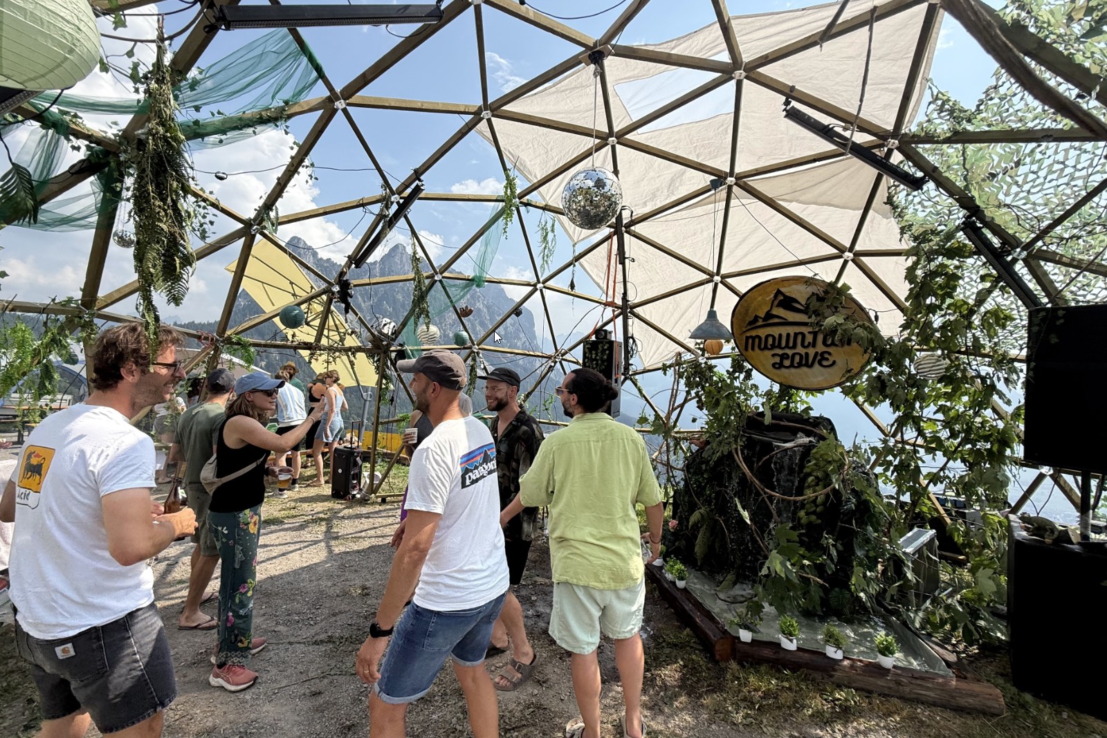 Besucher im Event-Giglu bei Tag