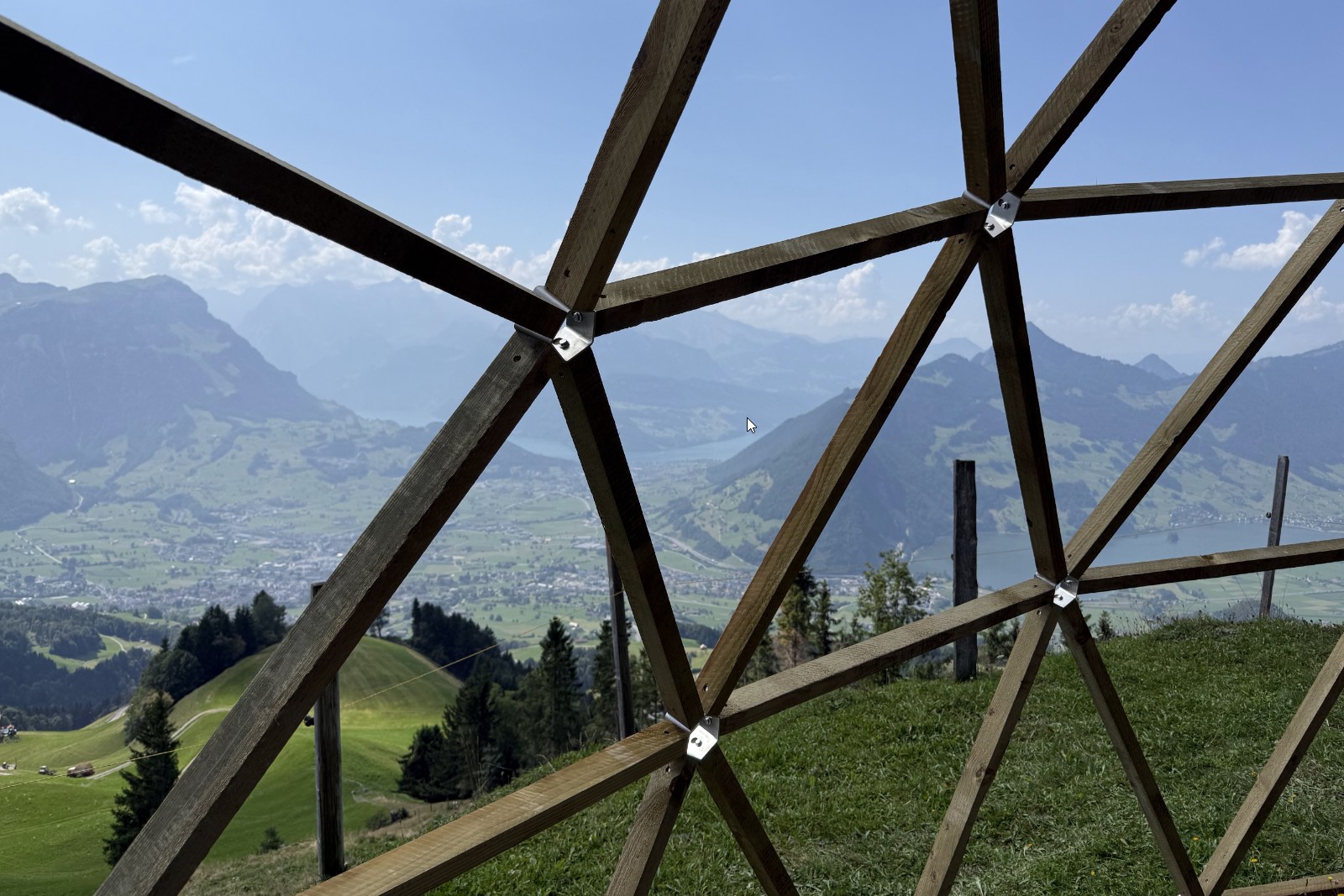 Holzstruktur des Event-Giglu mit Talblick